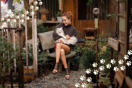 Refugio de animales en Estados Unidos 6 Mujer adoptando a un gato blanco
